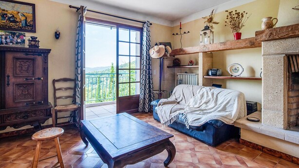 Ein gemütliches Wohnzimmer mit einer Couch, einem Holztisch und einem Kamin.