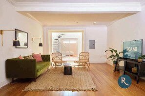 Téléviseur, bureau