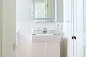 Een douche, een haardroger, handdoeken