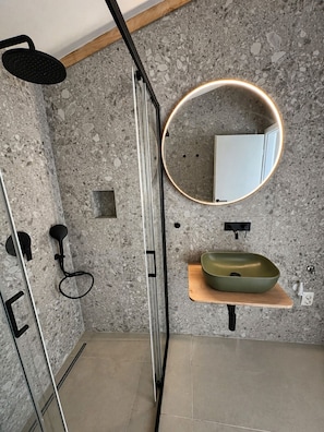 Dusche, kostenlose Toilettenartikel, Haartrockner, HandtĂŒcher
