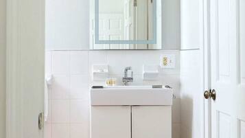 Douche, sĂšche-cheveux, serviettes fournies