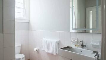 Dusch, hårtork och handdukar