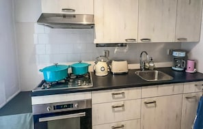 Kühlschrank, Ofen, Herdplatte, Wasserkocher mit Kaffee-/Teezubehör