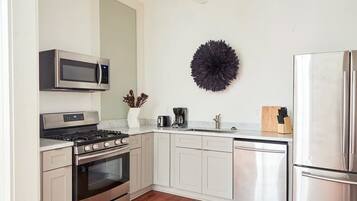 Kylskåp, mikrovågsugn, ugn och spishäll