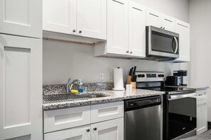 Frigorífic, microones, forn i placa de cuina 