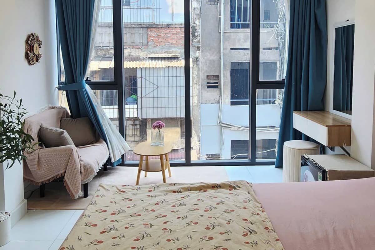 Doppia Economy, vista città | Con stile personalizzato, con arredamento individuale, una scrivania