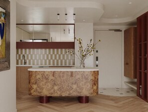 Refrigerador, microondas, mesa de comedor