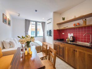 Suite Deluxe, vista a la ciudad | Decoración personalizada, muebles diferentes y escritorio 