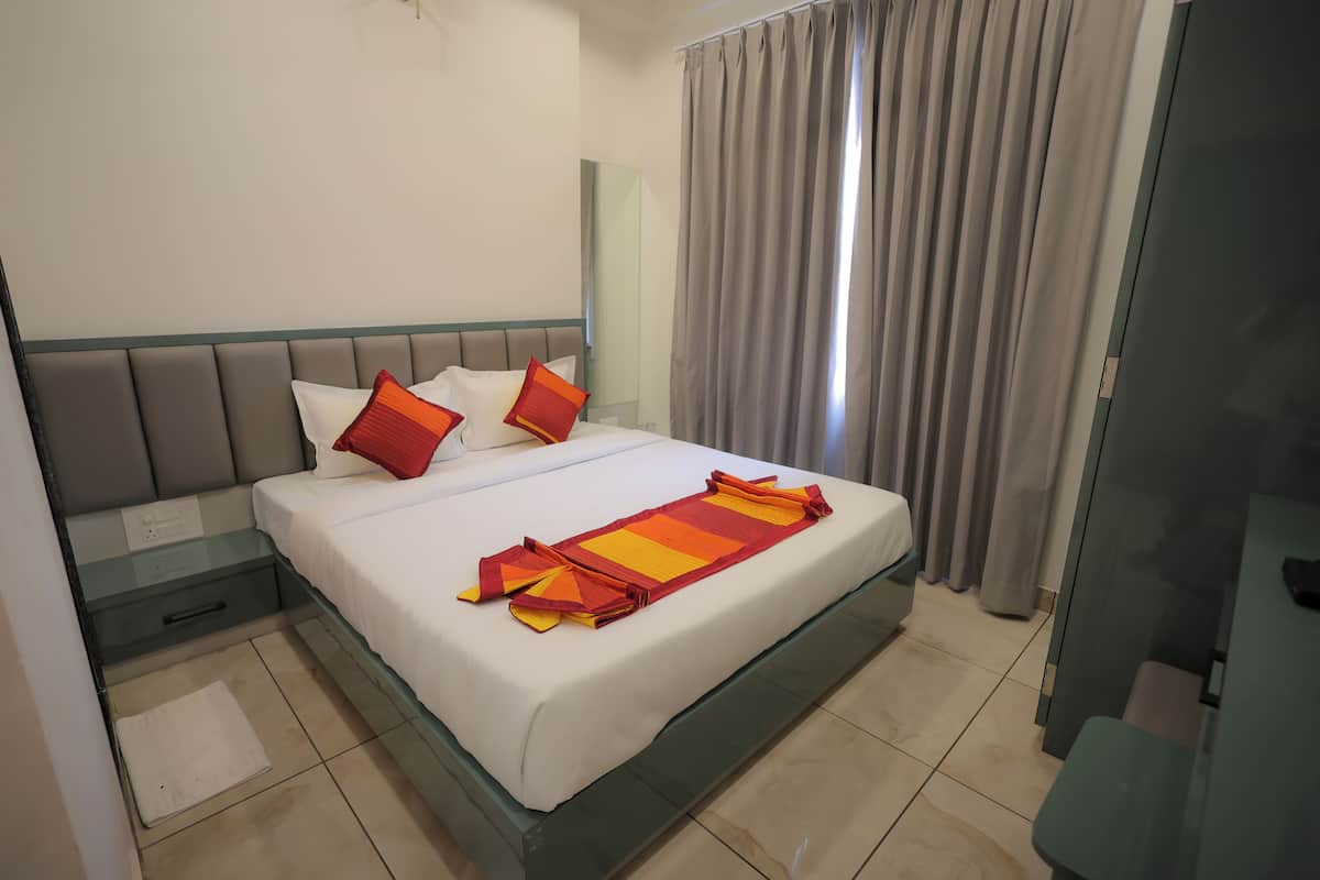 Superior Double Room | Desk, blackout curtains, soundproofing, free WiFi