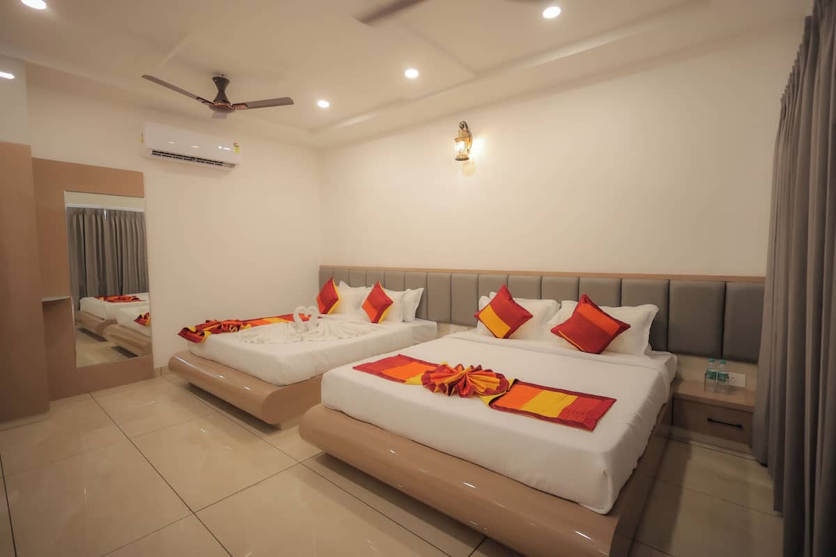 Premium Studio Suite | Desk, blackout curtains, soundproofing, free WiFi