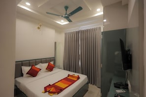 Superior Double Room | Desk, blackout curtains, soundproofing, free WiFi