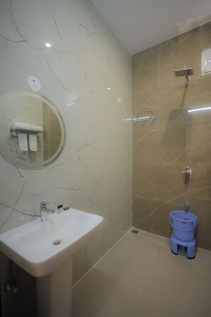 Amenidades de baño gratuitas, pantuflas, toallas, jabón 