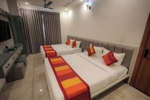 Habitación cuádruple Premium | Escritorio, cortinas blackout, insonorización y wifi gratis 