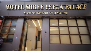 Het uiterlijk van Hotel Shree Leela Palace, een Rudraksh Art unit sinds 1996, met een moderne gevel en grote ramen.