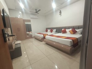 Studio Suite Premium | Bàn, màn/rèm cản sáng, phòng cách âm 