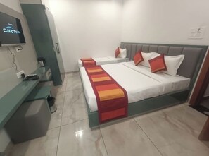 Escritorio, cortinas blackout, sistema de insonorización y wifi gratis