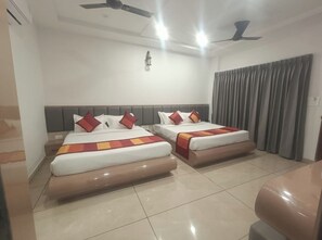 Escritorio, cortinas blackout, sistema de insonorización y wifi gratis