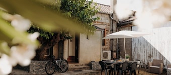 Quiet town house with parking, courtyard, wifi and Clim, green lane