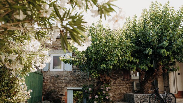 Un bâtiment en pierre avec un vélo garé devant.