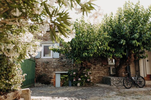 Quiet townhouse with private parking, courtyard, wifi and green lane