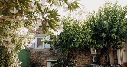 Quiet townhouse with private parking, courtyard, wifi and green lane