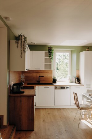 Mikrowelle, Ofen, Herdplatte, Geschirrspüler