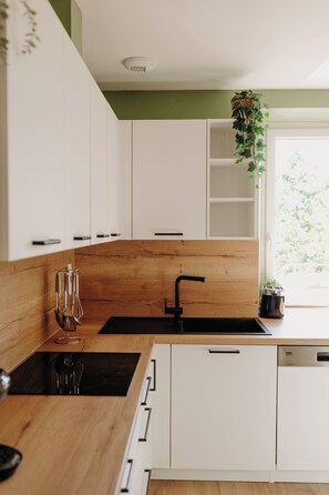 Micro-ondes, four, plaque de cuisson, lave-vaisselle