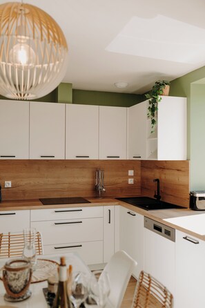 Micro-ondes, four, plaque de cuisson, lave-vaisselle