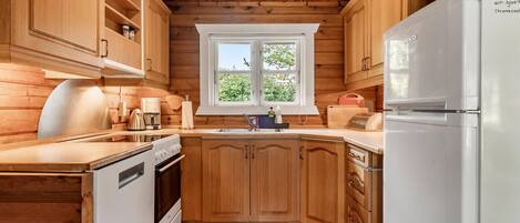 Køleskab, mikrobølgeovn, ovn, kogeplade