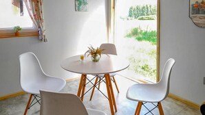 A dining area with a round table and four white chairs. - Gorgeous home in Ilawa with WiFi (Ilawa)