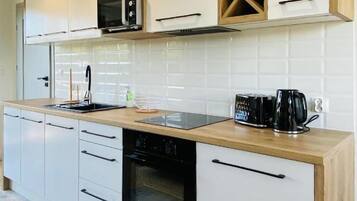 Horno, parrilla de estufa, lavavajillas y cafetera y tetera