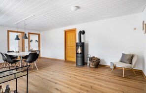 Interior - 3 bedroom beautiful home in Videbæk (Videbæk)