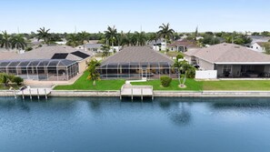 Un quartier résidentiel avec des maisons, une piscine et un quai.