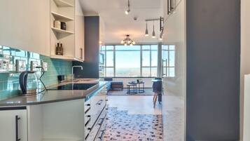 Refrigerador, microondas, horno y parrilla de estufa