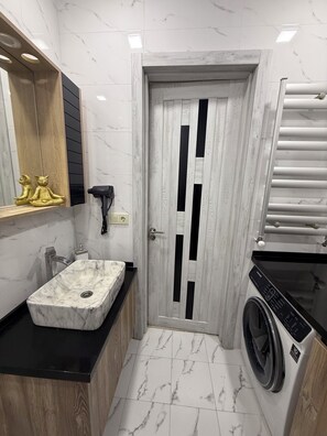 SĂšche-cheveux, serviettes fournies, savon, papier toilette
