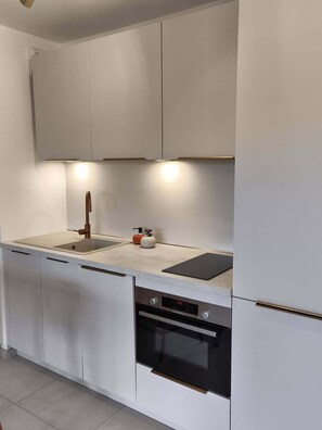Micro-ondes, four, plaque de cuisson, lave-vaisselle
