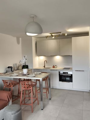 Micro-ondes, four, plaque de cuisson, lave-vaisselle