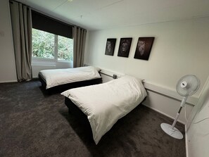 3 quartos, berço de viagem, Wi-Fi, roupa de cama