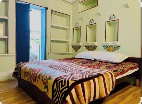 10 bedrooms, iron/ironing board, WiFi, bed sheets