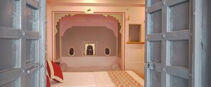 10 bedrooms, iron/ironing board, WiFi, bed sheets
