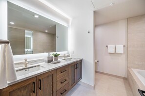 Chuveiro, secador de cabelo, toalhas de banho 