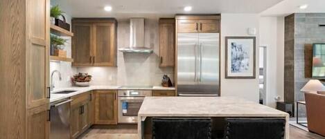 Køleskab, mikrobølgeovn, ovn, kogeplade