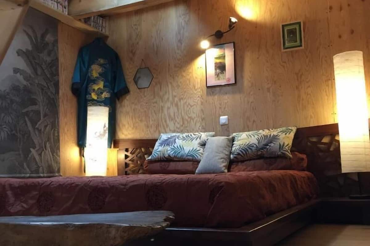 Blackout drapes, soundproofing, iron/ironing board, free WiFi