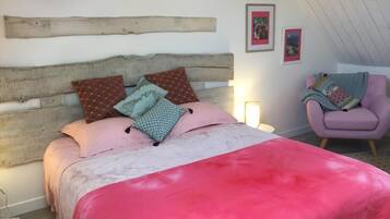 Habitación doble Confort, vista al jardín | Cortinas blackout, insonorización y tabla de planchar con plancha