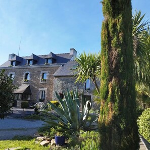 Vista frontal de la propiedad