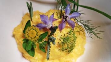 Sarapan ala kontinental setiap hari (EUR 20 per orang)