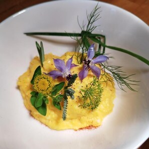 Bữa sáng kiểu Âu hàng ngày (20 EUR/mỗi người) 