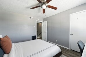 2 Schlafzimmer, Schreibtisch, Bügeleisen/Bügelbrett, Reisekinderbett