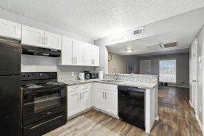 Een koelkast, een microgolfoven, een oven, een kookplaat