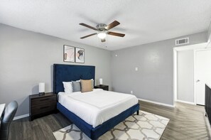 1 chambre, bureau, fer et planche à repasser, lit parapluie